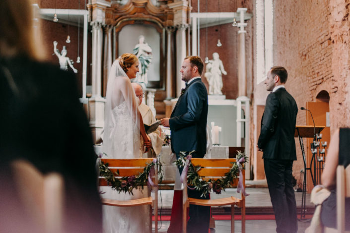 Das Brautpaar steht vor dem Altar