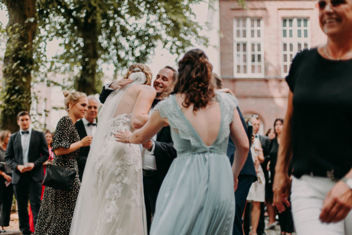 Freunde gratulieren dem Brautpaar