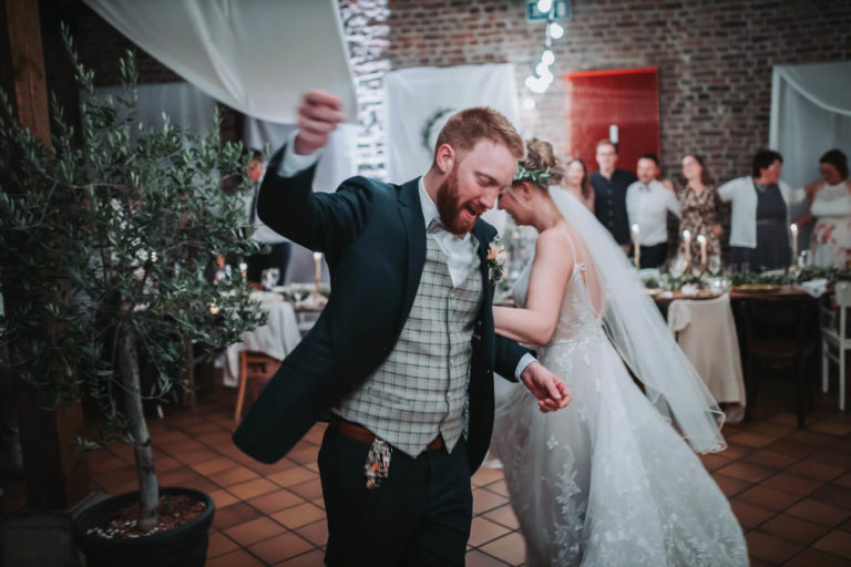 Das Hochzeitspaar hat sich eingeharkt und tanzt wild im Kreis